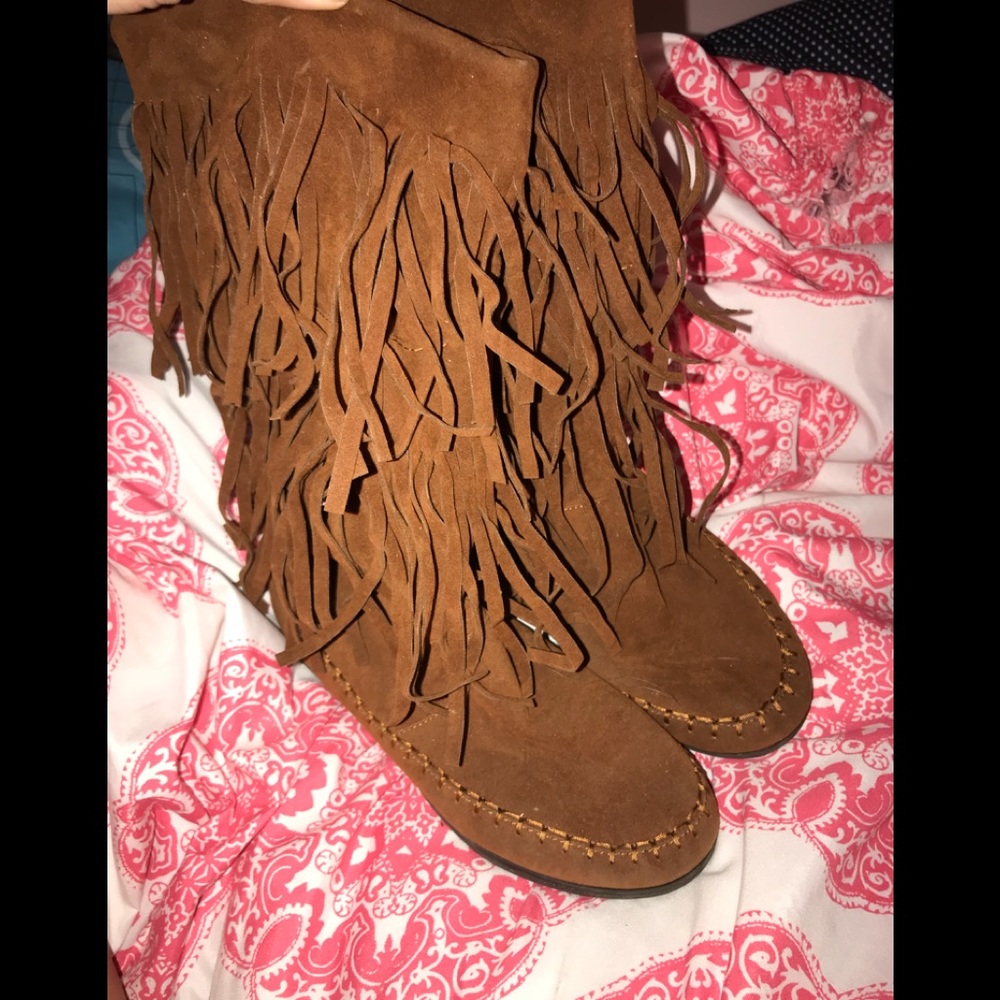 Fringe brown boots